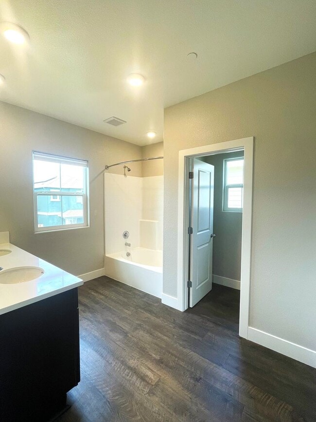 Building Photo - Newer home in beautiful Winters!