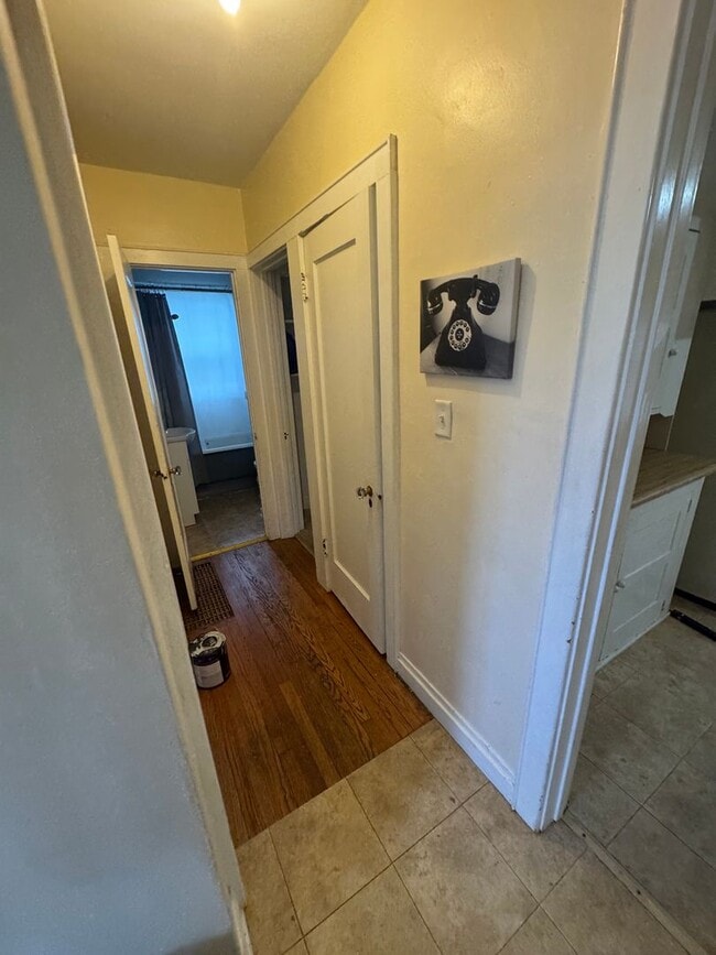 Building Photo - 3 bedroom/ 1.5 bath house Furnished