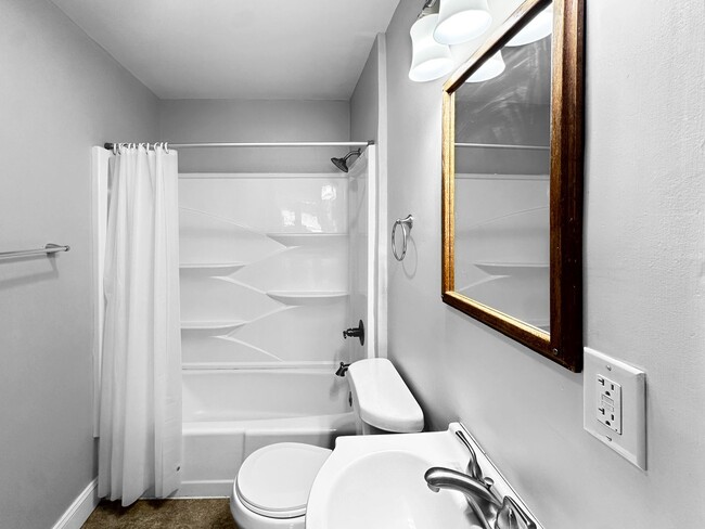 Building Photo - 3 bedroom/2 bath home!