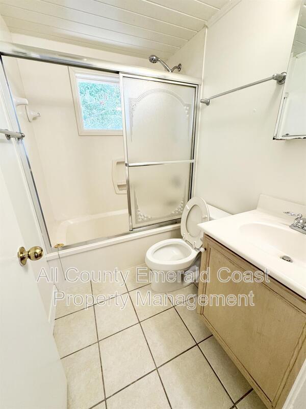 Building Photo - 733 Beach Dr