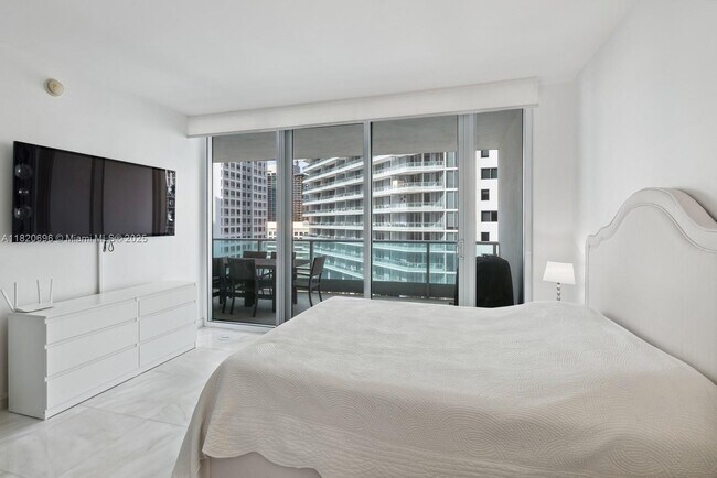 Building Photo - 1331 Brickell Bay Dr