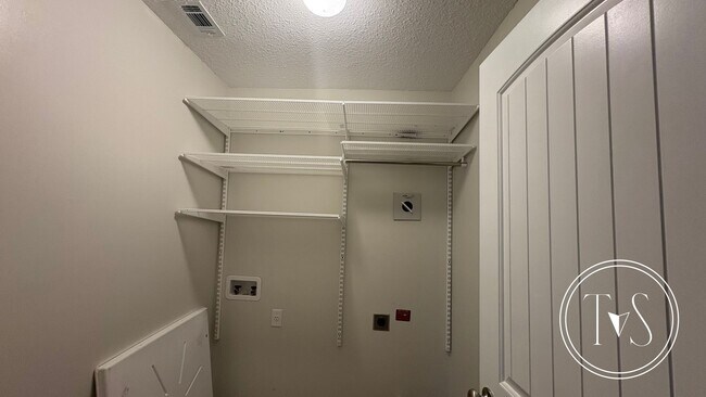 Building Photo - RATE DROP ALERT (was $2500/month) and MOVE-IN SPECIAL: $400 OFF 1ST MONTH'S RENT!**