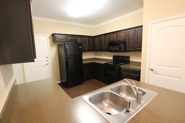 Building Photo - Gorgeous 3 Bedroom Home in The Ranch Subdi...