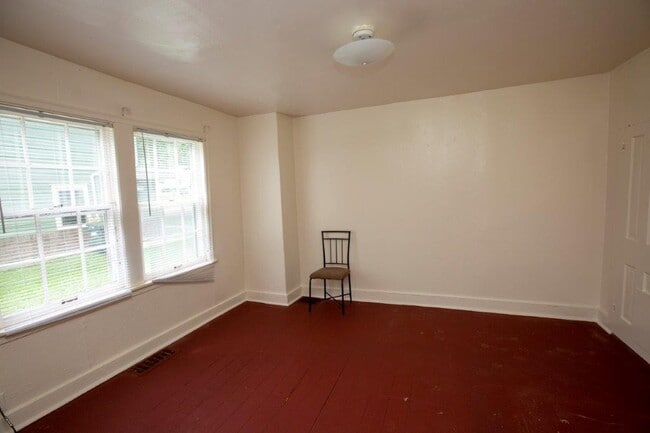 Building Photo - 207 Private Room for Rent!