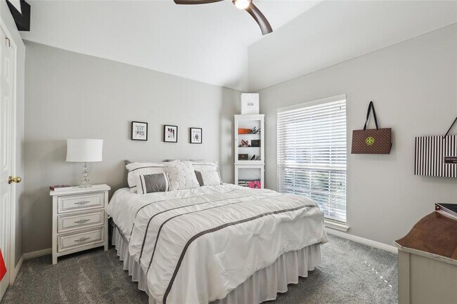 Building Photo - 3805 Pebble Ct