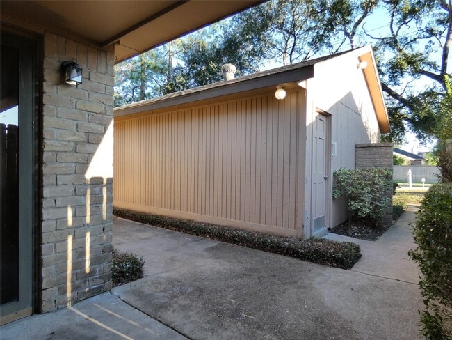 Building Photo - 610 Golfview Dr