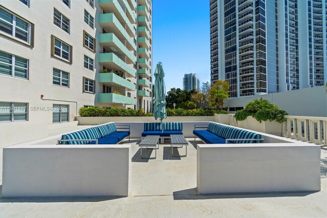 Building Photo - 5 Island Ave