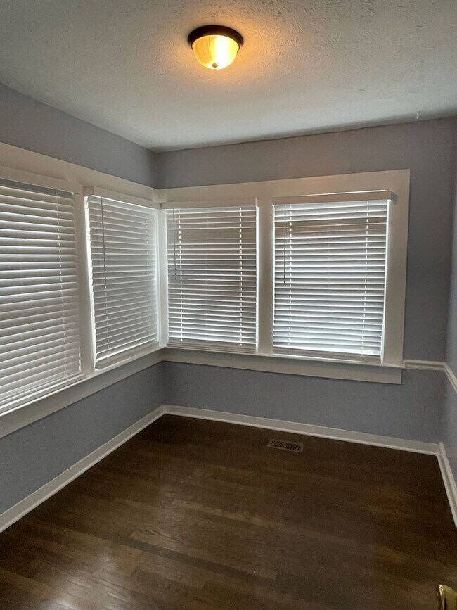 Building Photo - 587 Colonial Cir SE