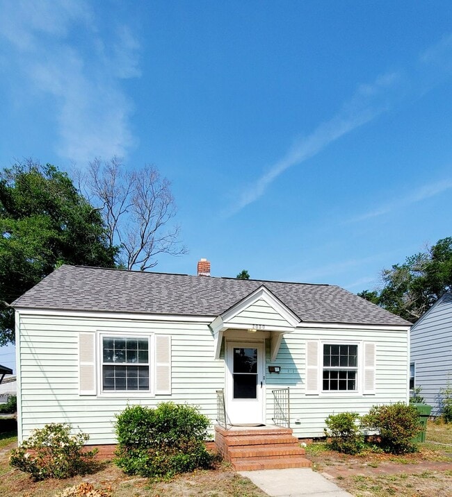 Primary Photo - SUNSET PARK - 2 Bedroom House in quaint an...