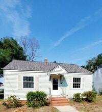 Building Photo - SUNSET PARK - 2 Bedroom House in quaint an...