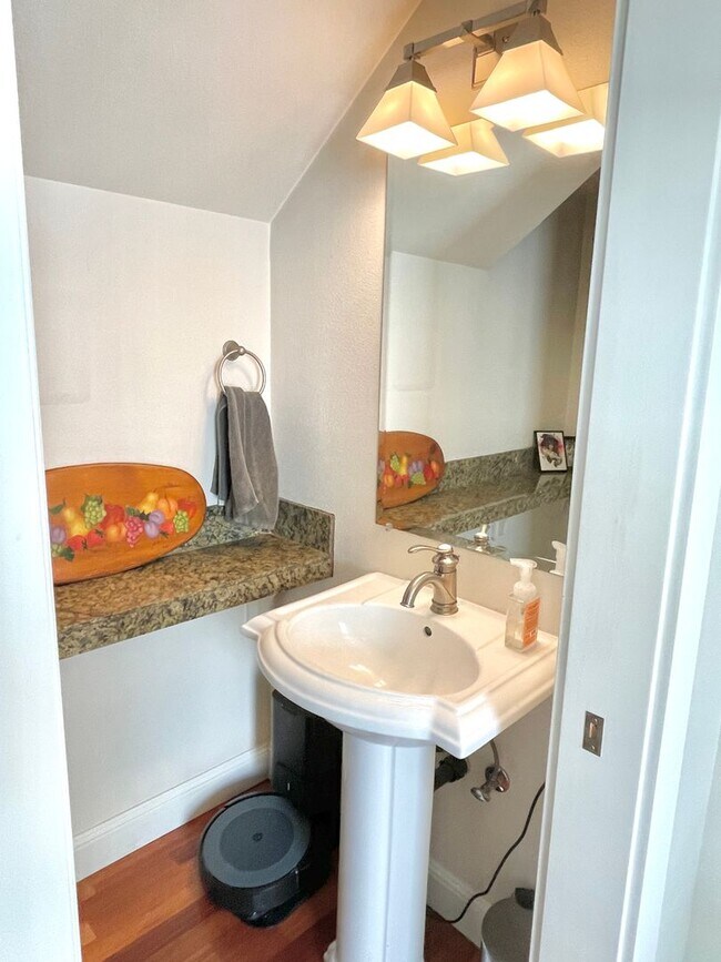 Building Photo - Corner unit townhouse in Piedmont condominium community