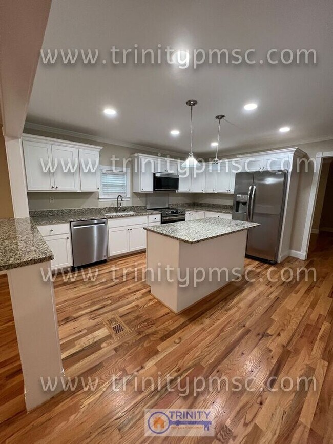 Building Photo - NEWLY UPDATED!! Ready and waiting for you!