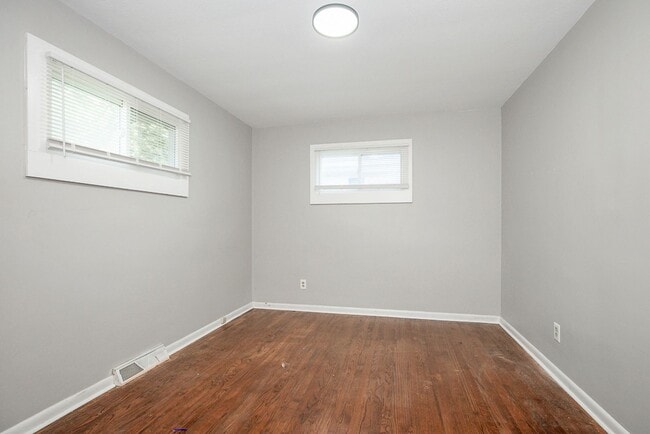 Building Photo - 3 BED 1 BATH BEAUTIFUL SINGLE FAMILY HOME ...