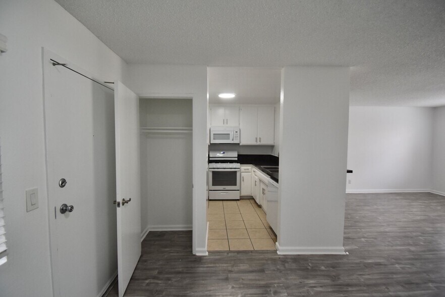 Building Photo - 12249 Oxnard St