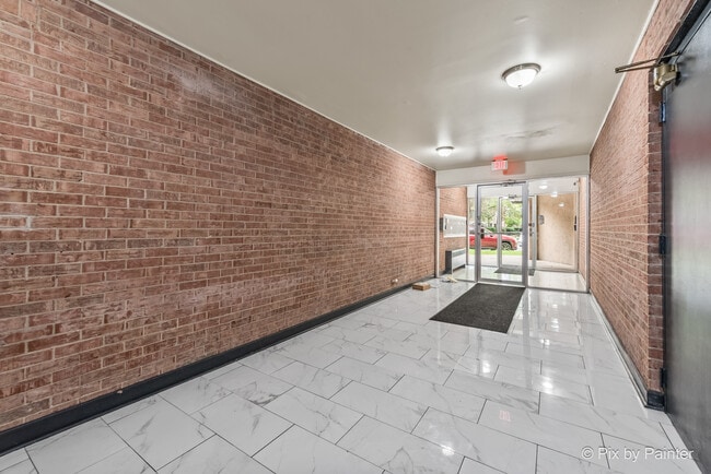 Building Photo - 7319 N Rogers Ave