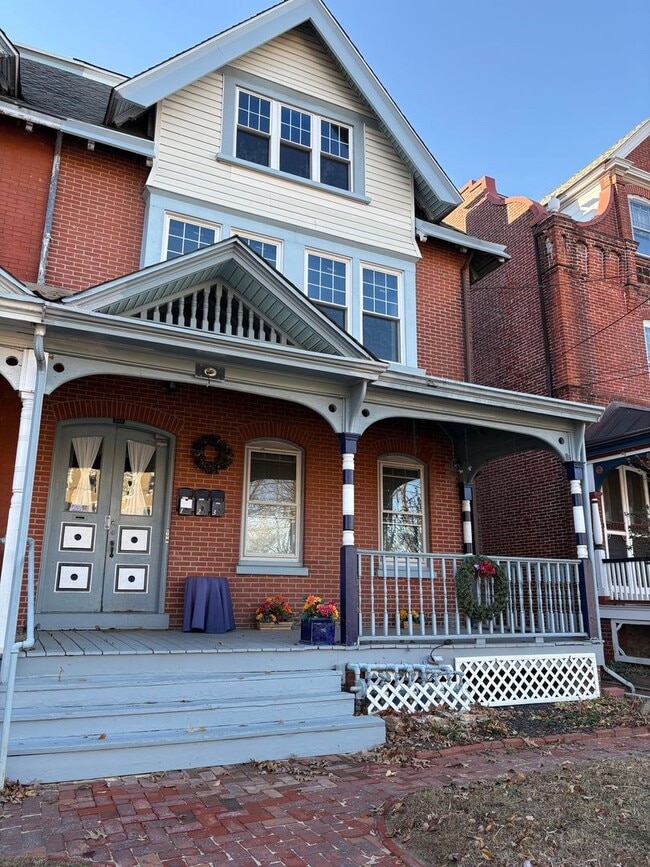 Primary Photo - Large 2Nd. Floor 1 bedroom Apt.