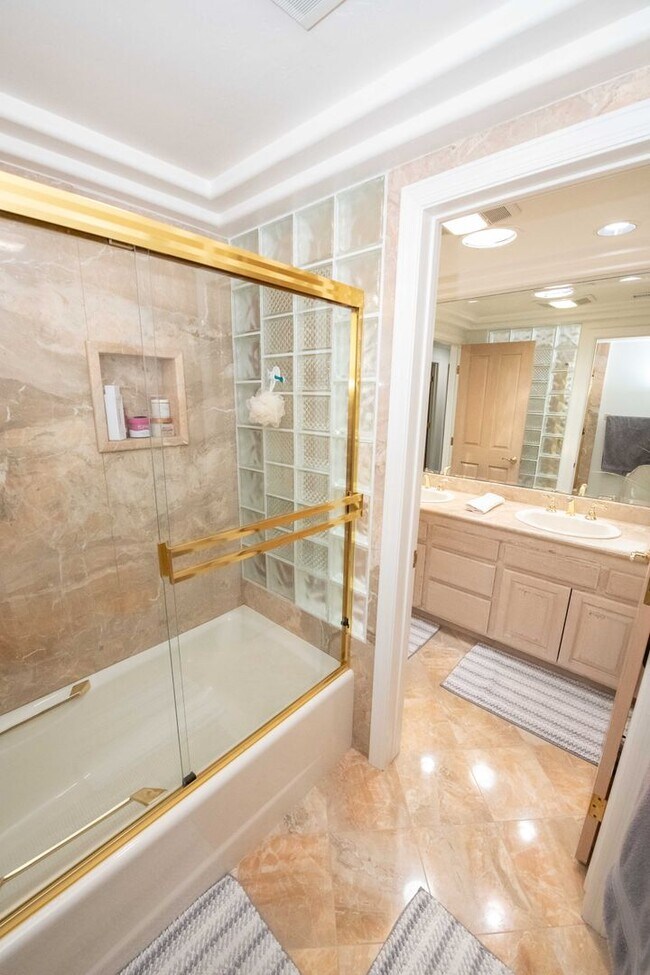 Building Photo - Amazing La Jolla North PB home with panoramic views of the ocean, bay and downtown