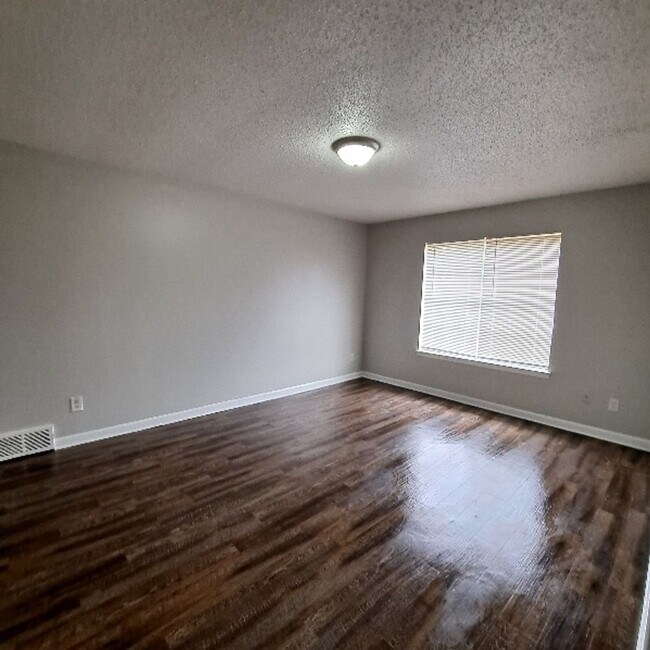 Building Photo - Great Duplex Unit In The Heart of Memphis