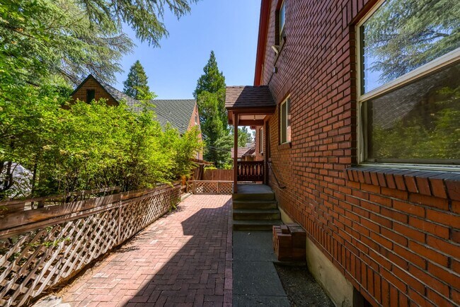 Building Photo - 760 Marsh Ave