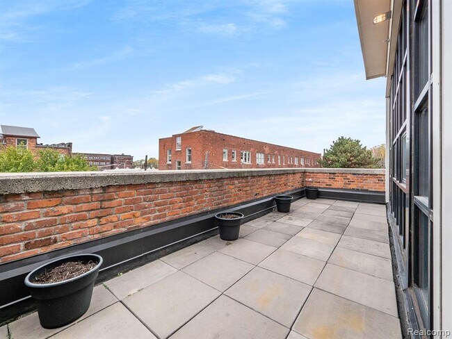 Building Photo - 460 W Canfield St
