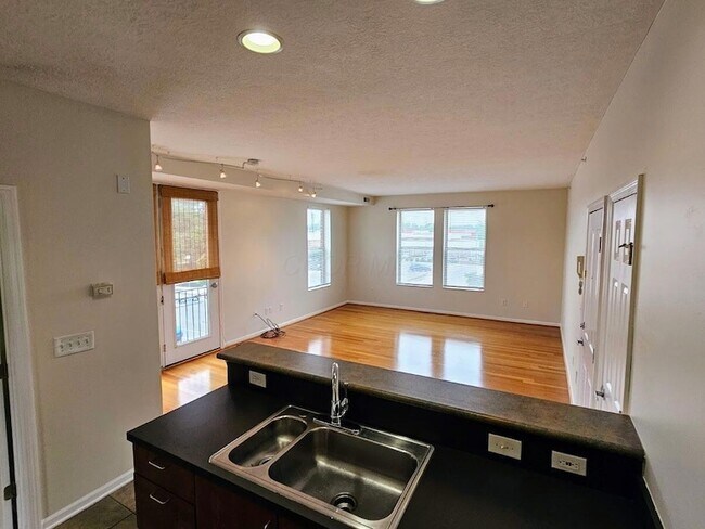 Building Photo - 120 E Mound St