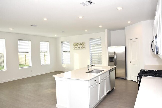 Building Photo - 10606 Summers Wy