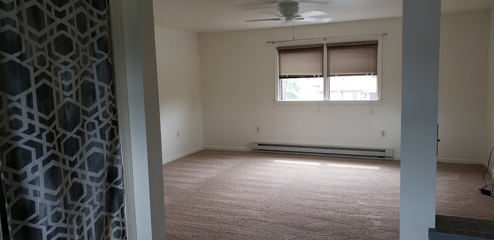 Living/Dining room - 636 W Center St