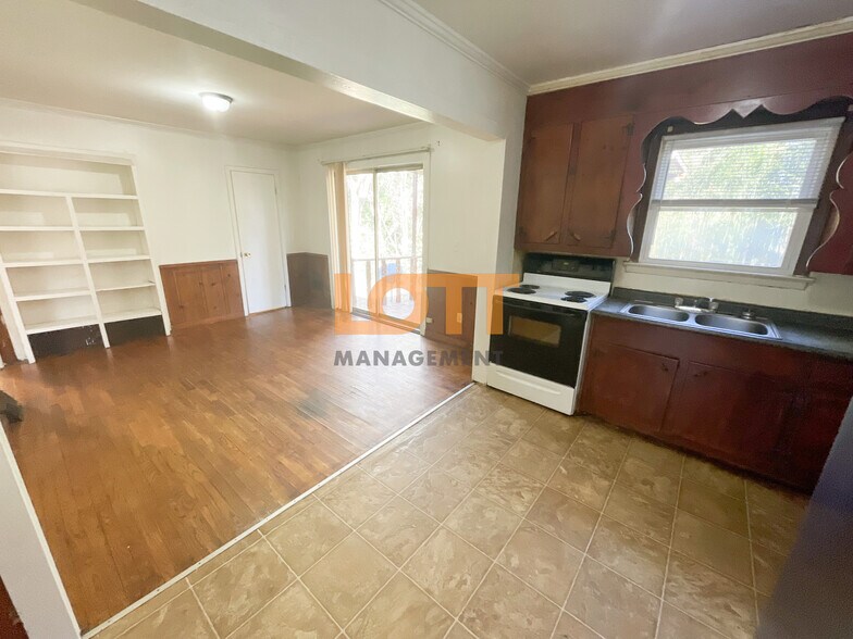 Building Photo - 42 West Ave