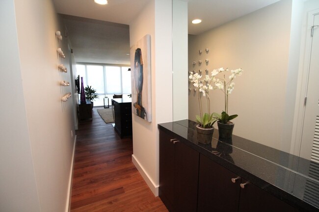 Building Photo - Upscale Designer-Furnished Condo for Rent