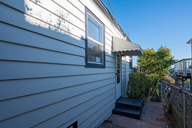 Building Photo - 3 Bedroom Home in Rainer Beach - Beautiful view over Lake Washington