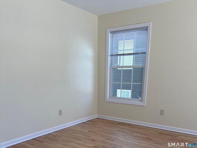 Building Photo - 765 Hart St