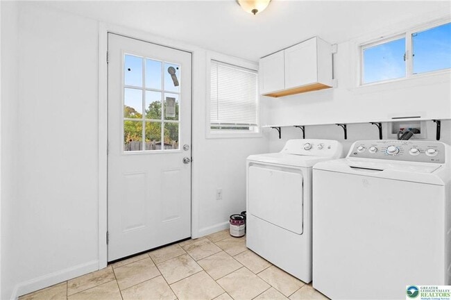 Building Photo - 921 Ridge St