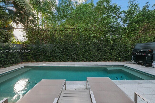 Building Photo - 640 Fernwood Rd