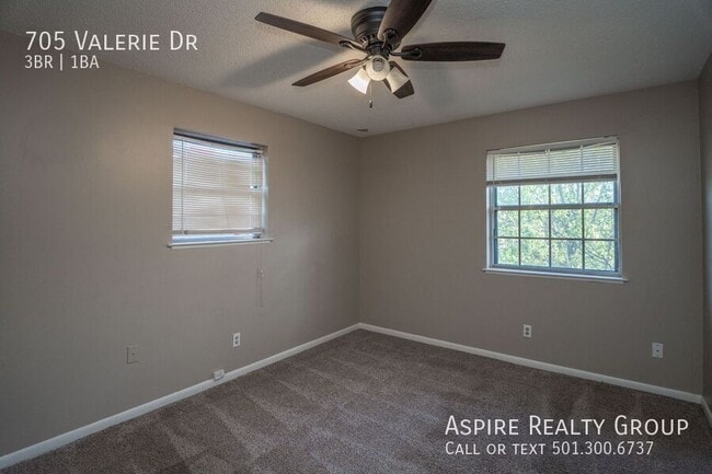 Building Photo - 705 Valerie Dr