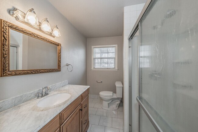 Building Photo - 3 Bedroom, 1.5 Bathroom in West Worth Village