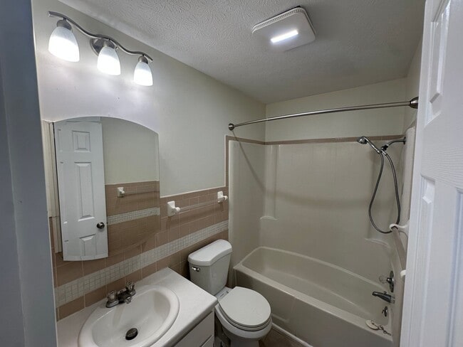 Building Photo - SPACIOUS TOWNHOME WITH FINISHED BASEMENT