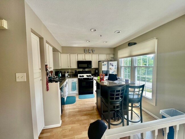 Building Photo - Charming and Spacious 3-Bedroom Home for R...