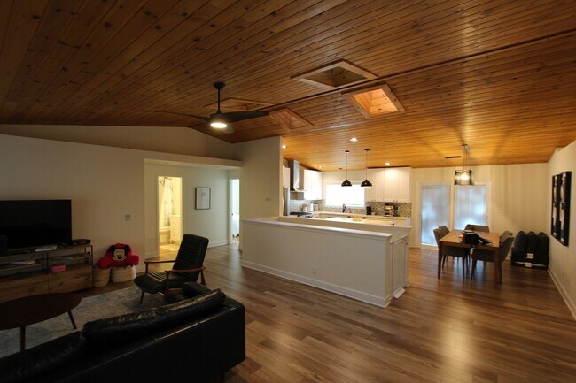 Building Photo - LEASE PENDING! Turn key Furnished Universi...