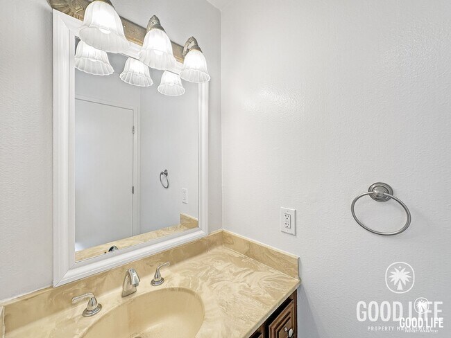 Building Photo - Spacious 4Bd/3Ba Townhome near SDSU Available Now!