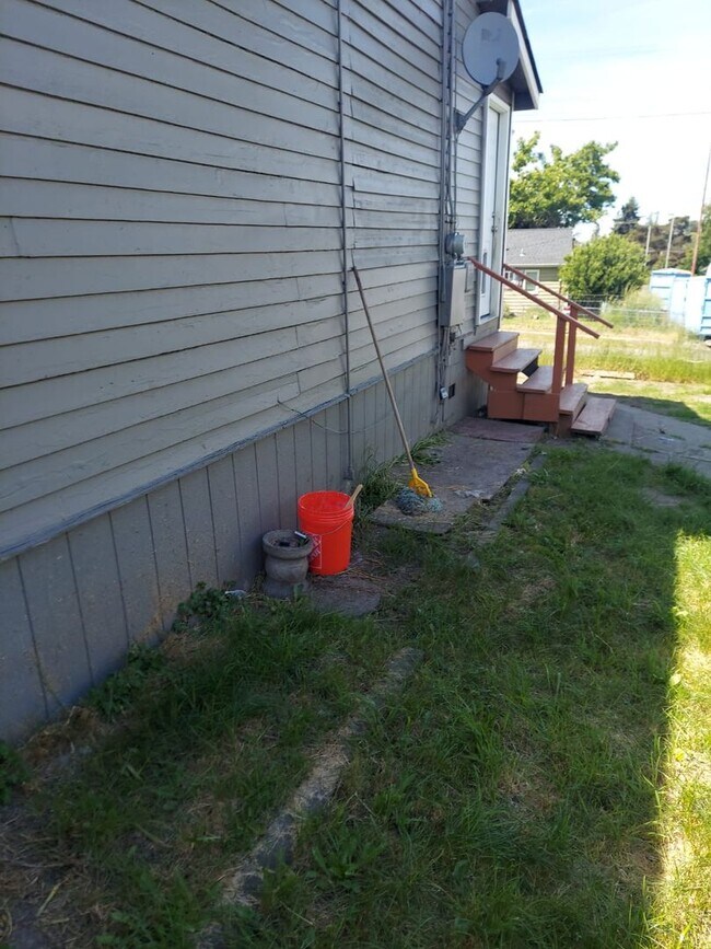 Building Photo - Charming Tacoma Home on a Peaceful Corner Lot!