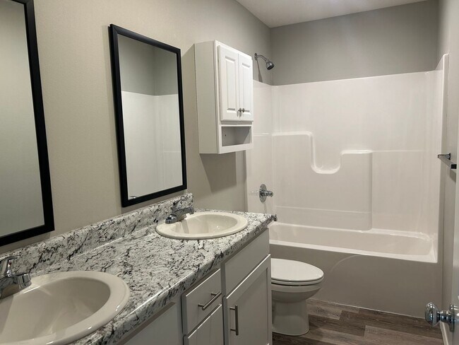 Building Photo - 3 bedroom home with fenced in back yard!