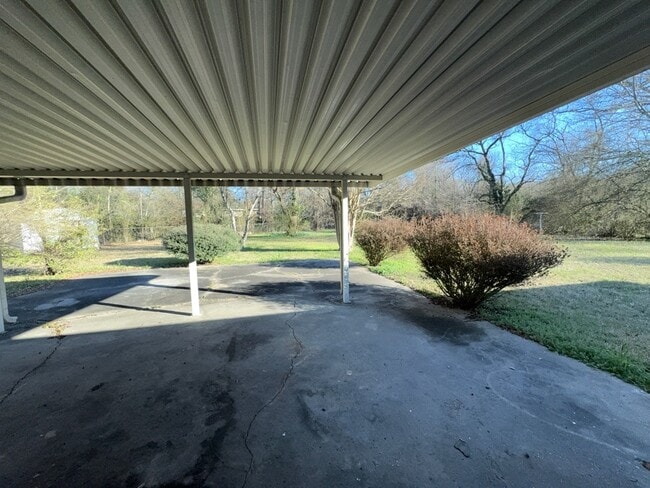 Building Photo - 1160 Maria Dr