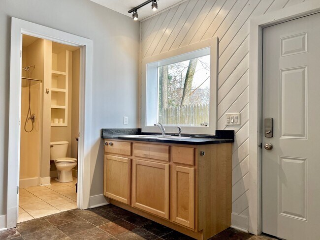 Building Photo - 933 E Front St