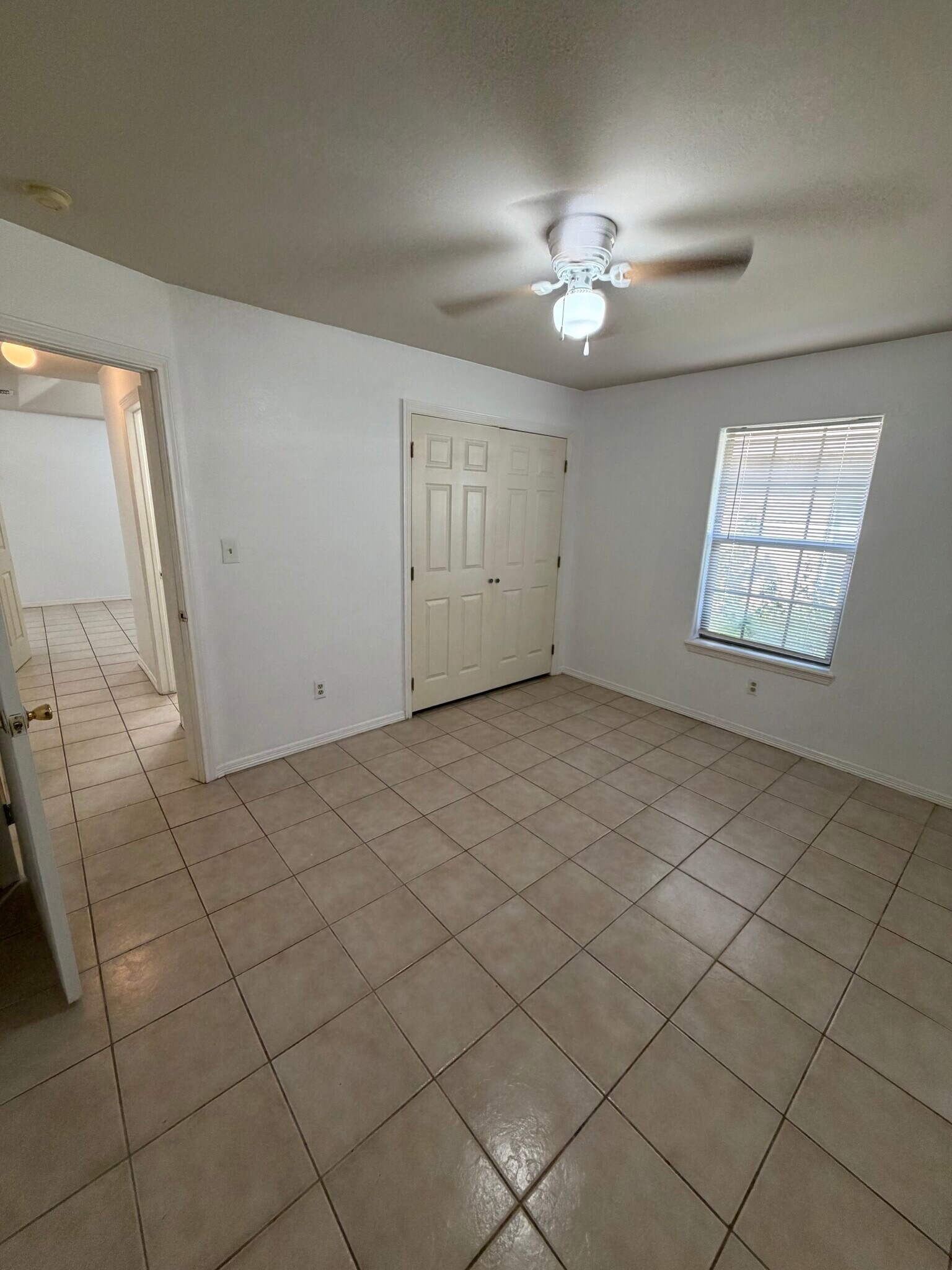 Building Photo - 2104 Paradise Dr