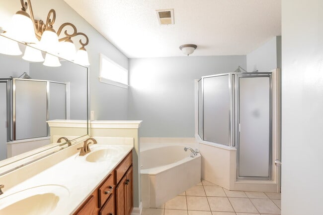 Building Photo - 8036 New Castle Cove