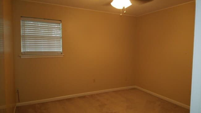 Building Photo - 905 Chinquapin Dr