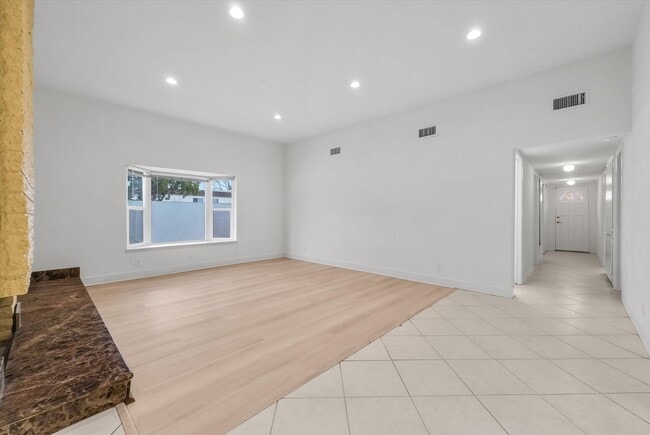 Building Photo - "Rare Single-Story Remodel: Modern 3BR End-Unit in University Park