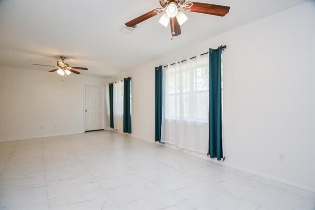 Building Photo - 9806 Larston St