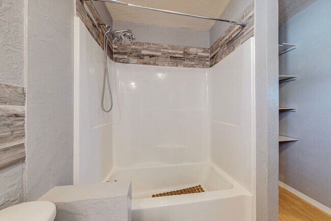 Building Photo - North Valley 4 Bedroom 2 Bath *Move-in Special* $1000 off 1st month rent if you sign by 11/30/25