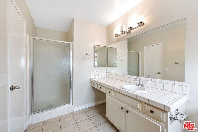 Building Photo - 1425 Centinela Ave